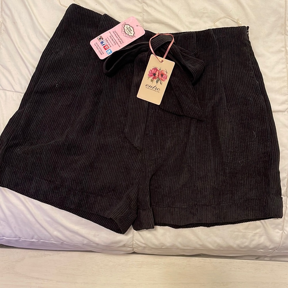 Black wide wale cord shorts, high waist with tie belt and cuffs. L NWT. Side zip